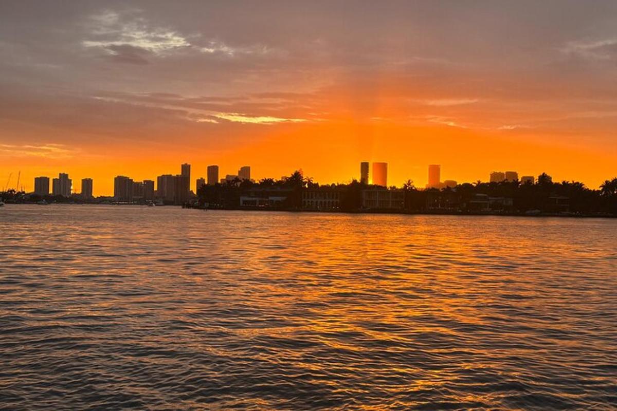Una vista de una ciudad desde el agua al atardecer.