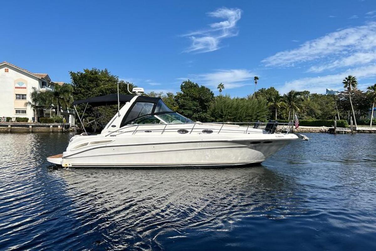 Un barco blanco está sentado en el agua