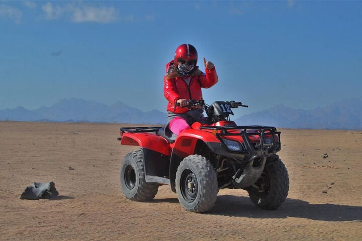 una persona su un quad nel deserto