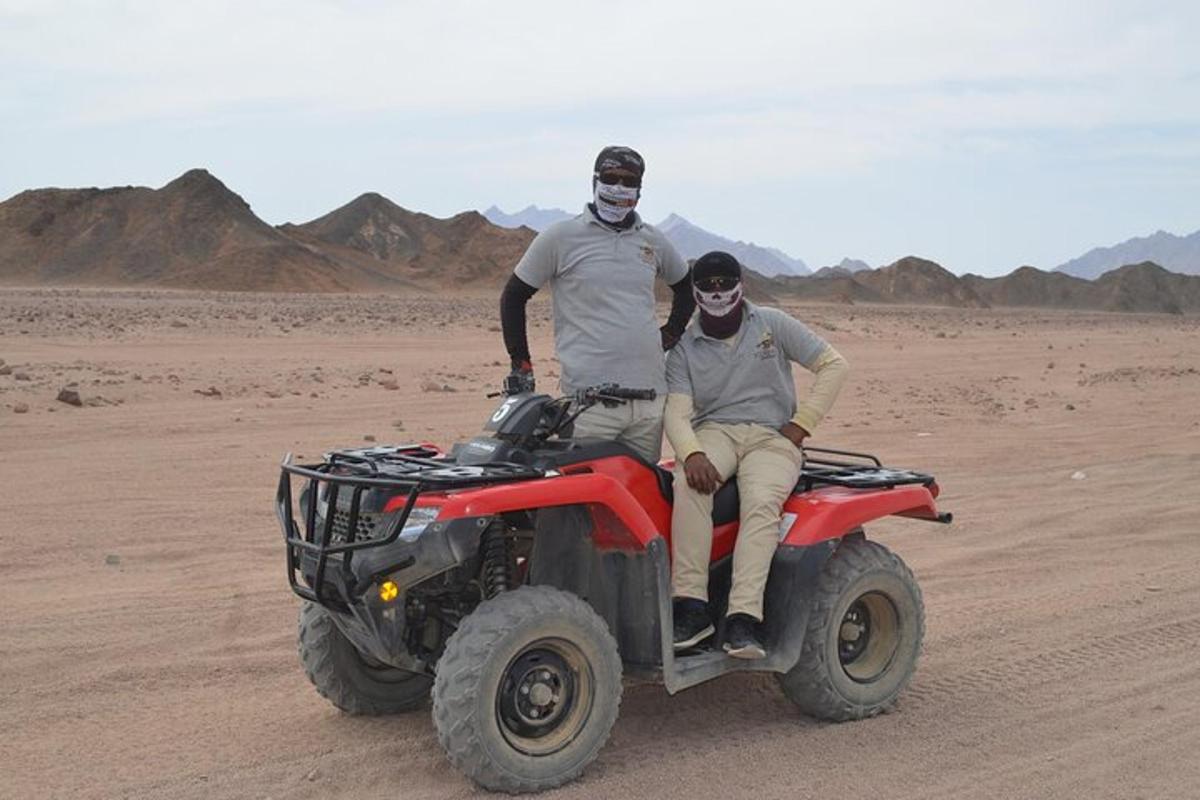 un uomo e una donna su un quad nel deserto