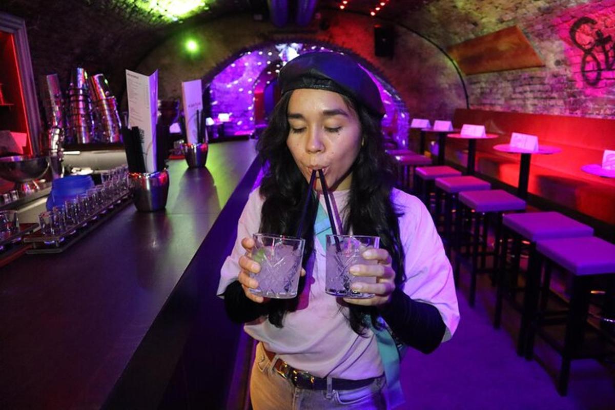 mladá žena pije drink v baru