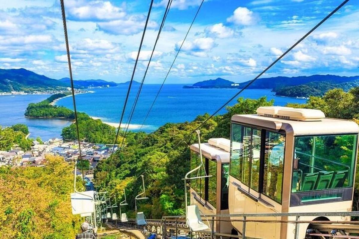 um passeio de gôndola no céu sobre o oceano