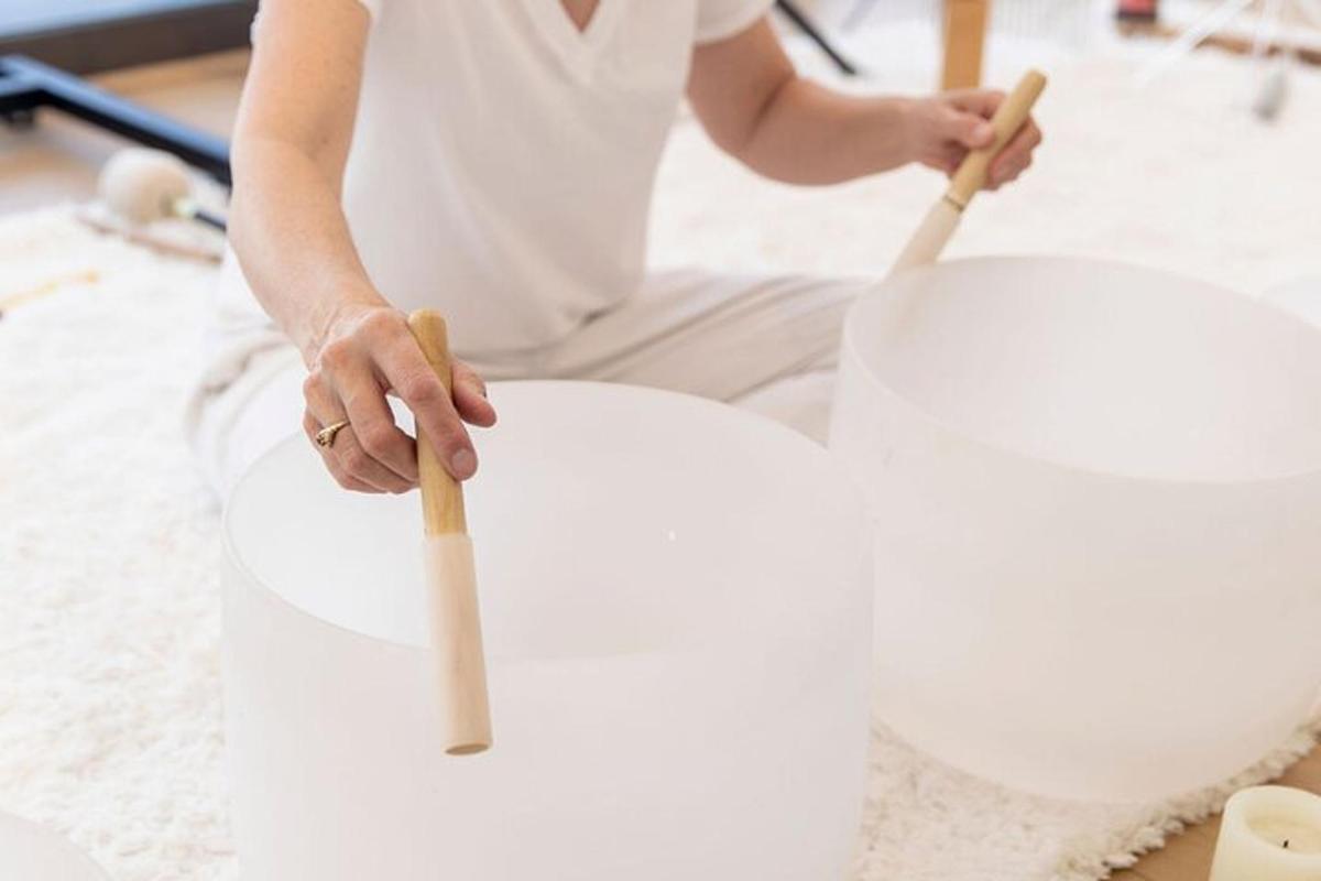 Una mujer está haciendo un pastel con un palo de madera.