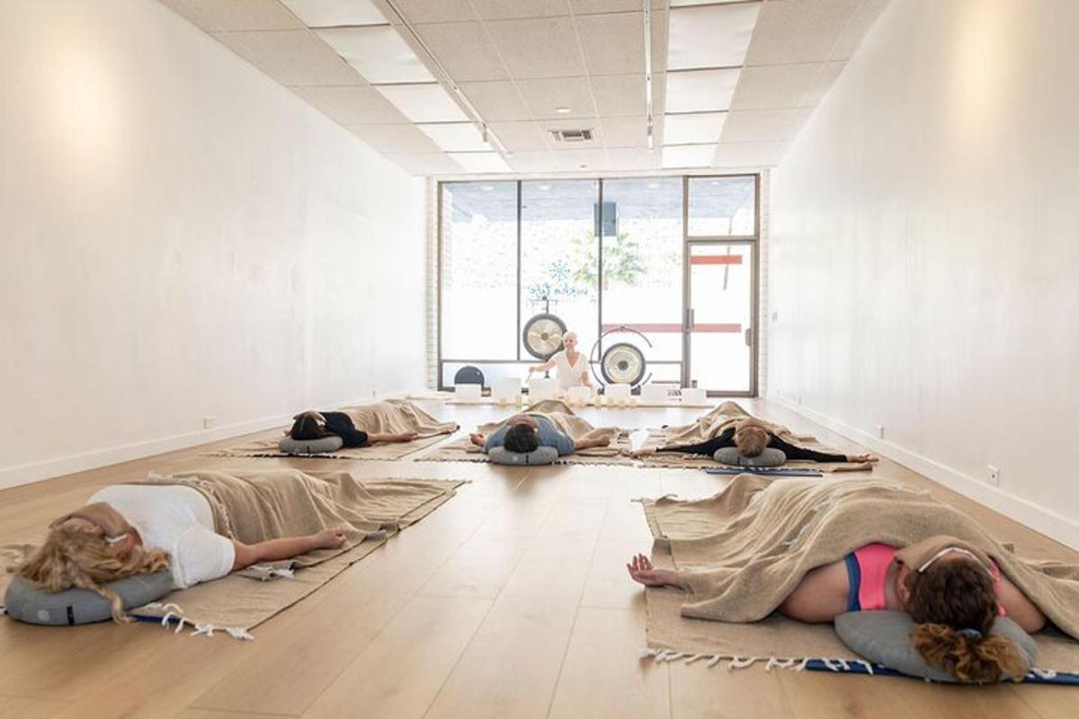 Un grupo de personas tendidas en el suelo de una habitación.