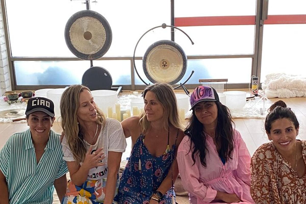 Un grupo de mujeres posando para una fotografía
