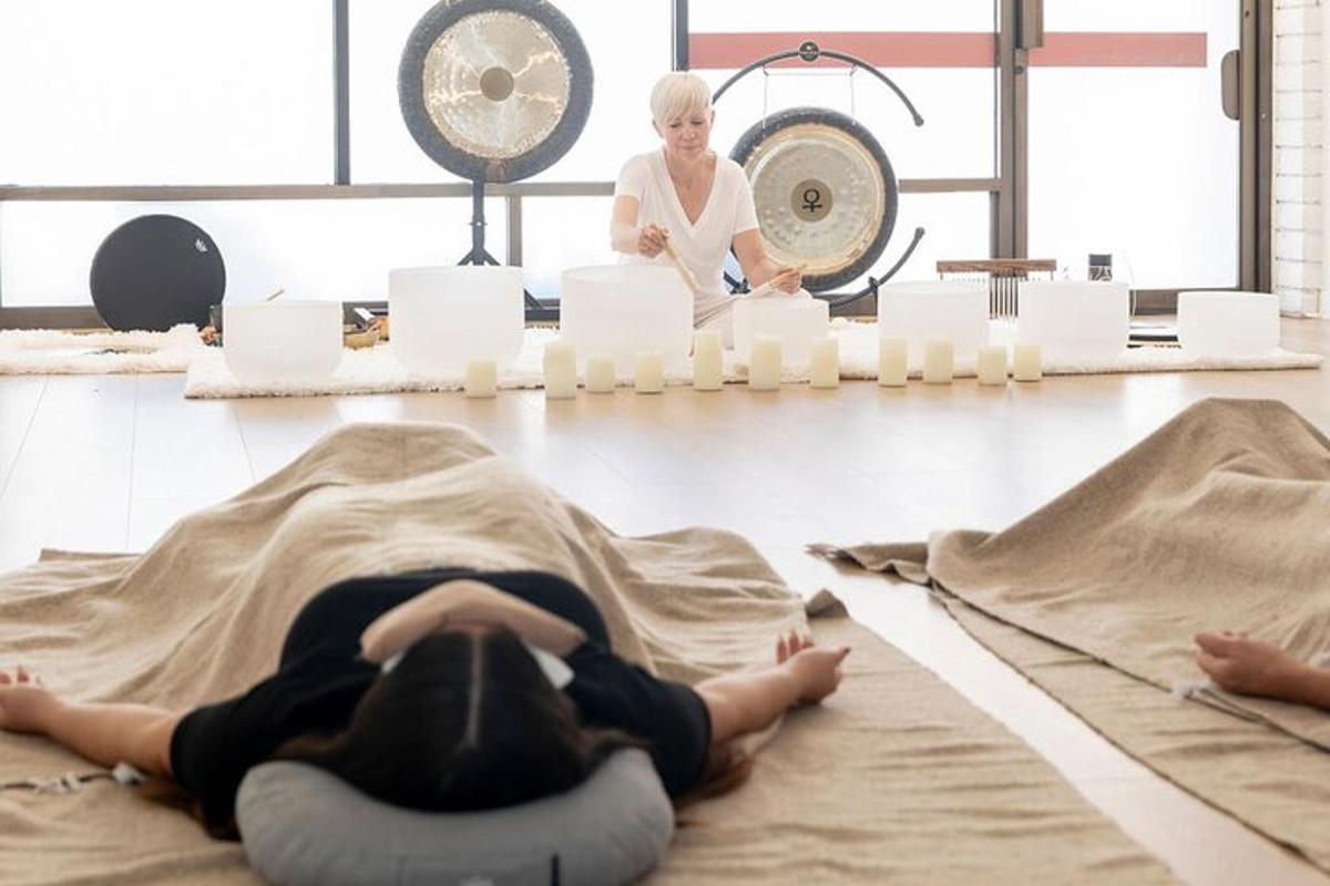 una dona estirada a terra en una classe de pilates