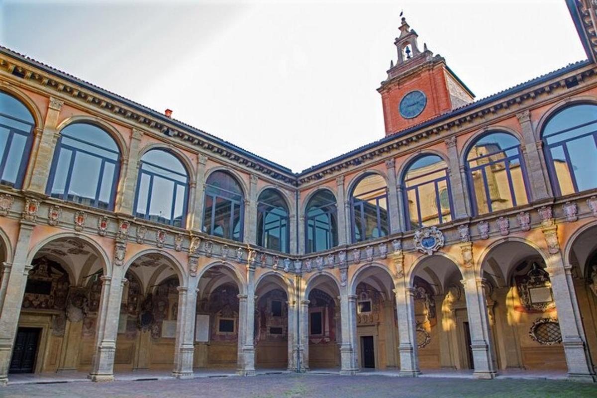 un grande edificio con una torre dell'orologio sullo sfondo