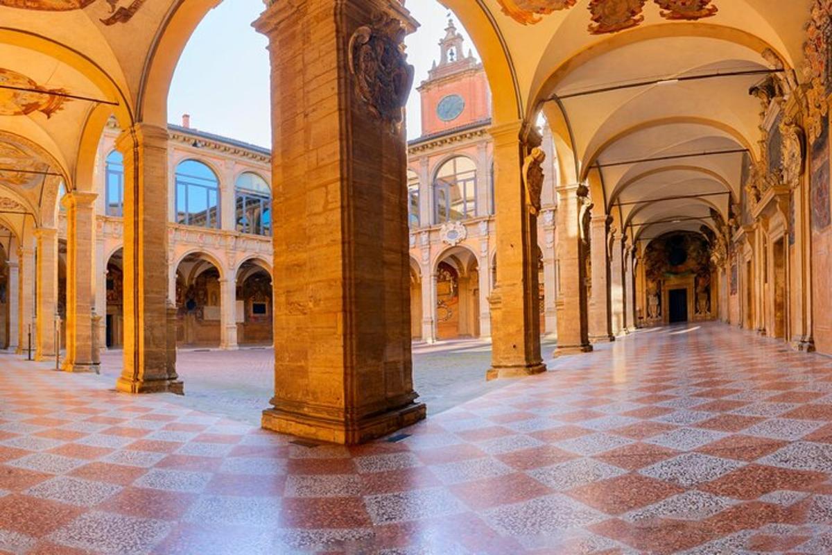 uma grande sala com colunas e arcos em um edifício