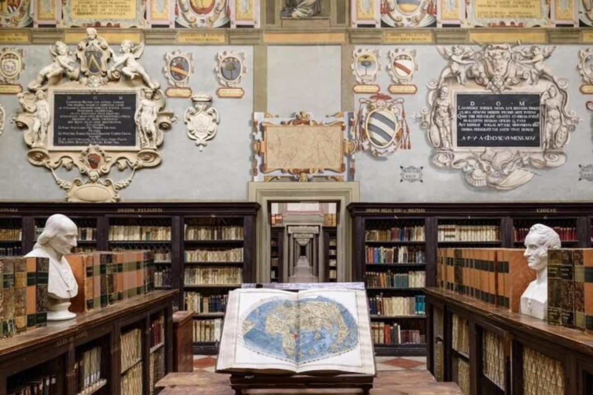 una biblioteca con una mappa esposta al suo interno