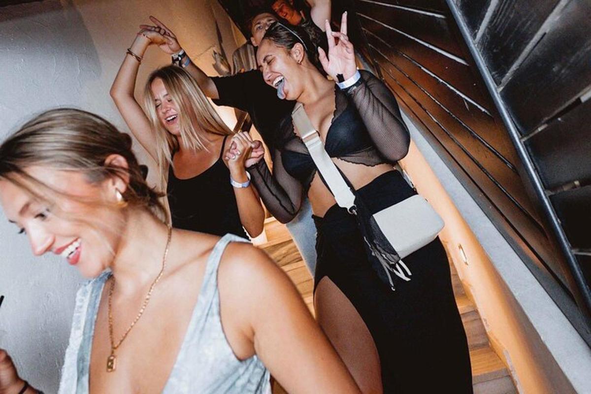 un gruppo di donne in piedi in una stanza