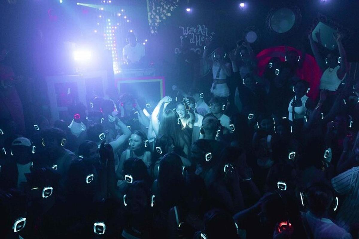 una folla di persone in un club con i loro cellulari