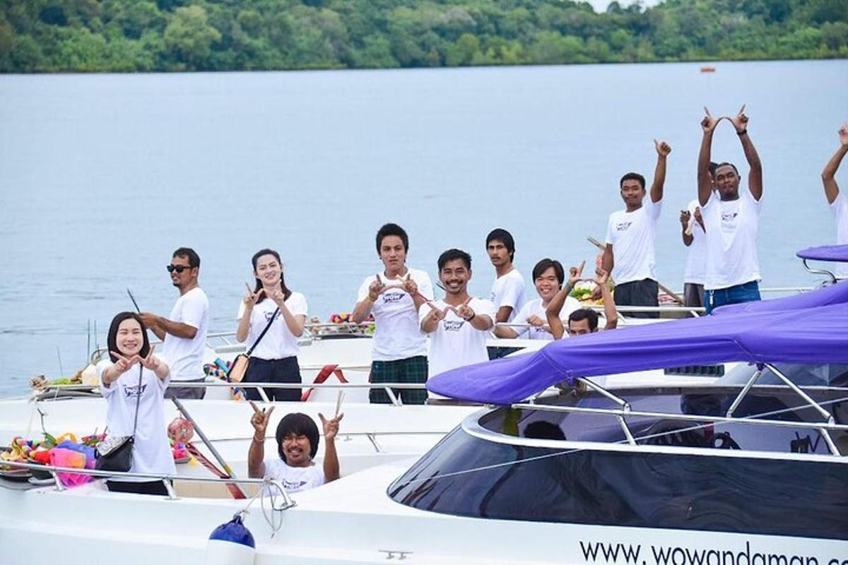 un grupo de personas en un barco en el agua