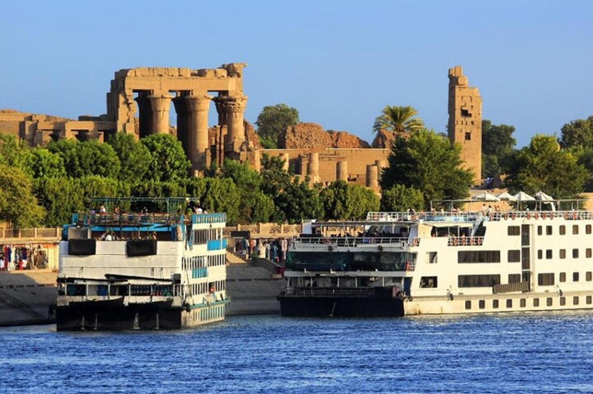 due barche sono ormeggiate nell'acqua di fronte a un edificio