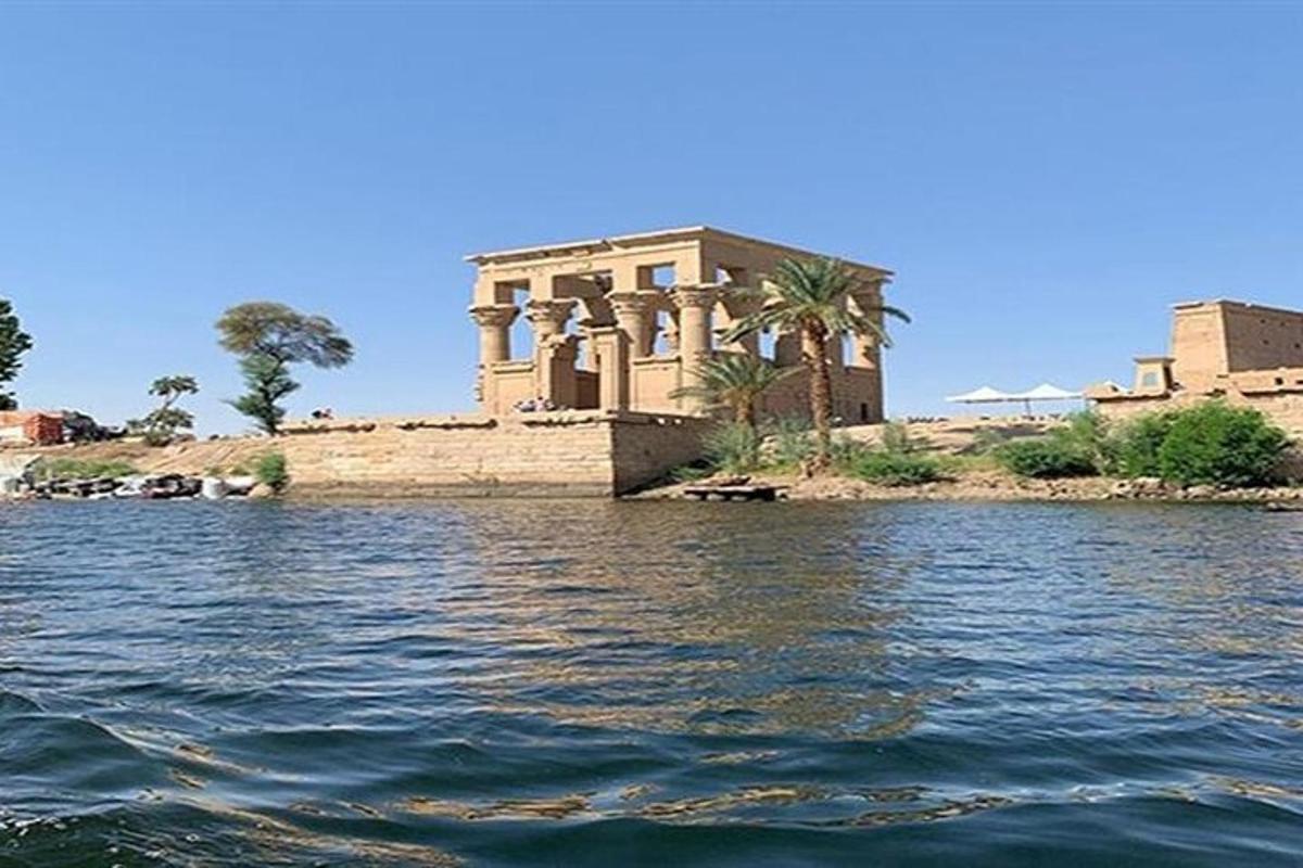 un edificio sulla riva di uno specchio d'acqua