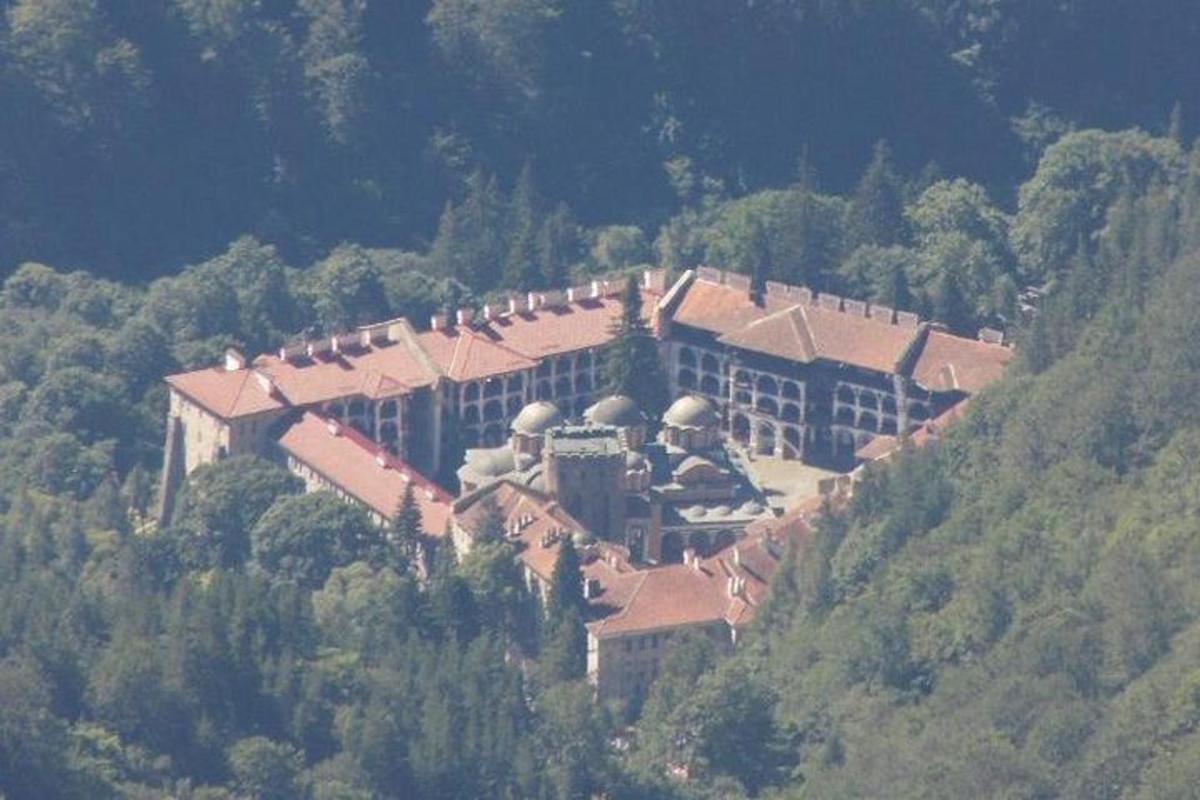 un gran edificio en la ladera de una montaña
