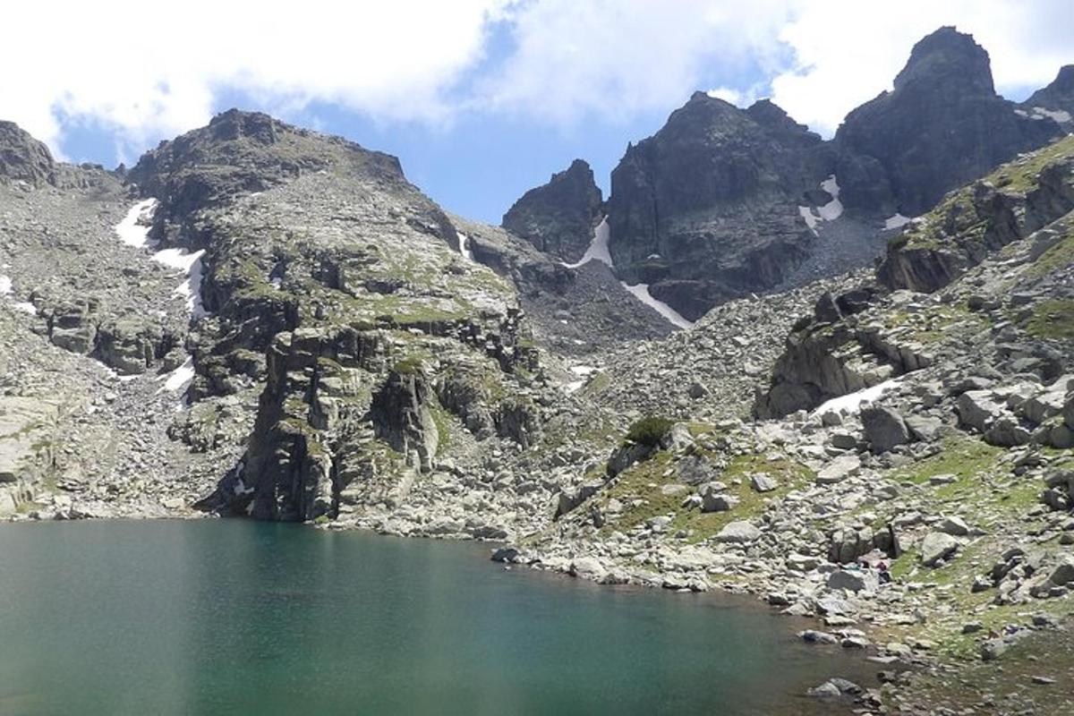 una montaña con un lago en el medio