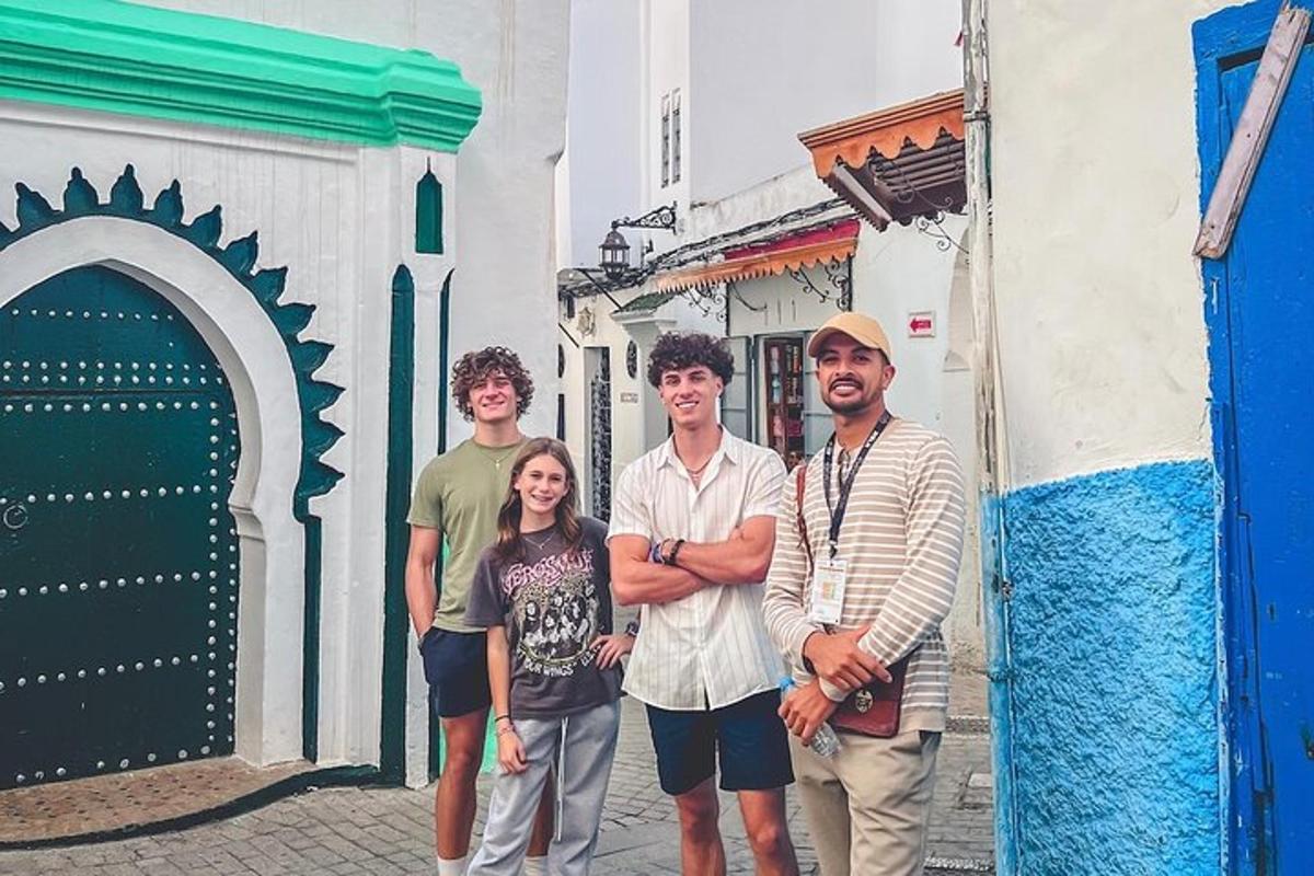 Un grupo de personas de pie frente a un edificio.