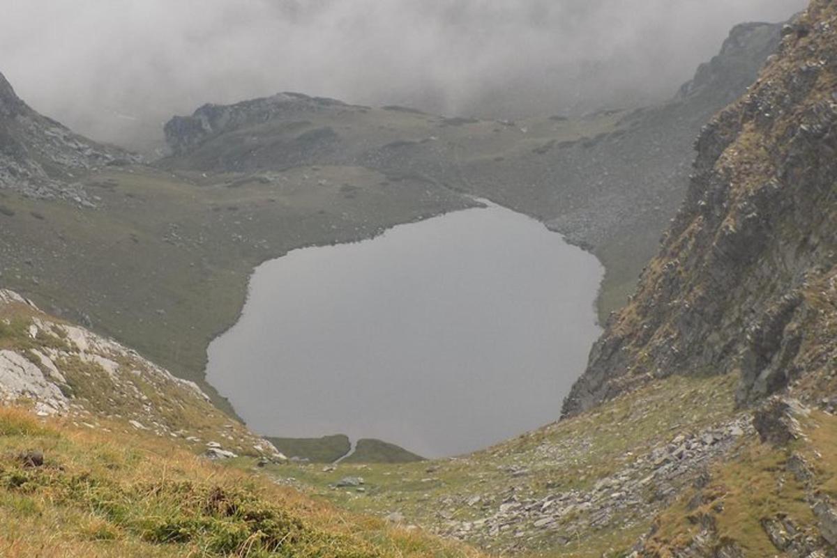 Un gran lago blanco en medio de una montaña.