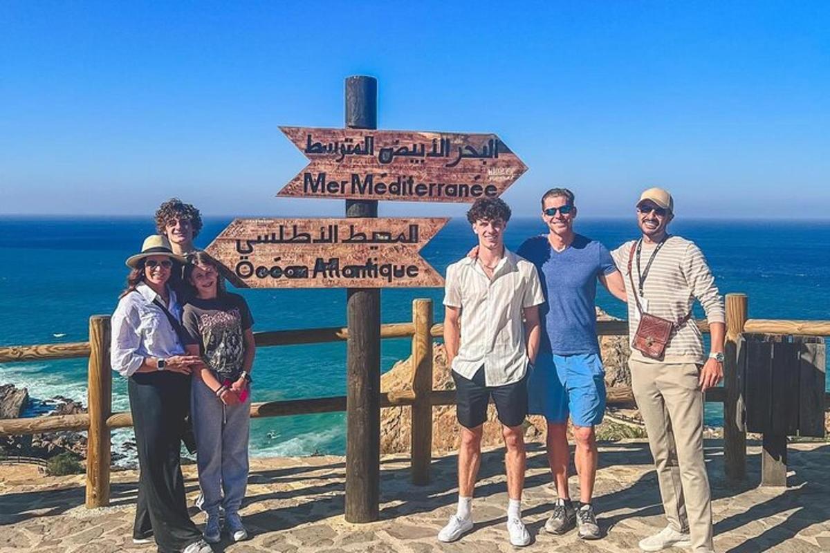 eine Gruppe von Menschen steht vor einem Schild