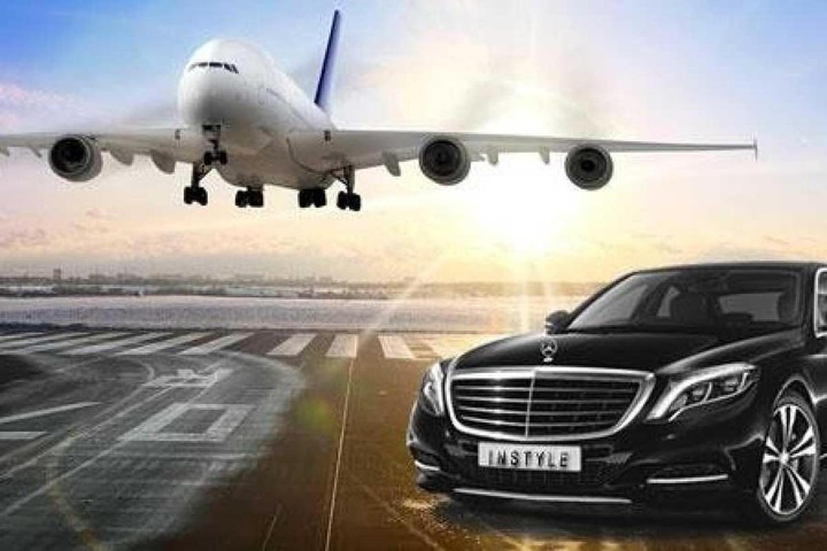 un'auto è parcheggiata davanti a un aereo