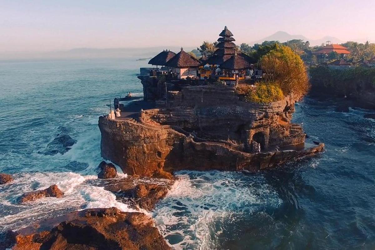 sebuah pulau di lautan dengan bangunan di atasnya