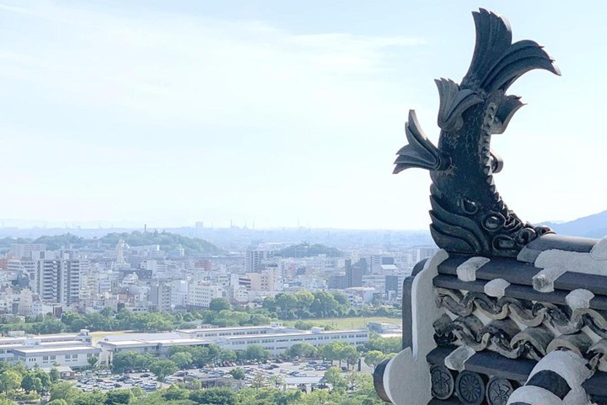 una estatua de un dragón en la parte superior de un edificio