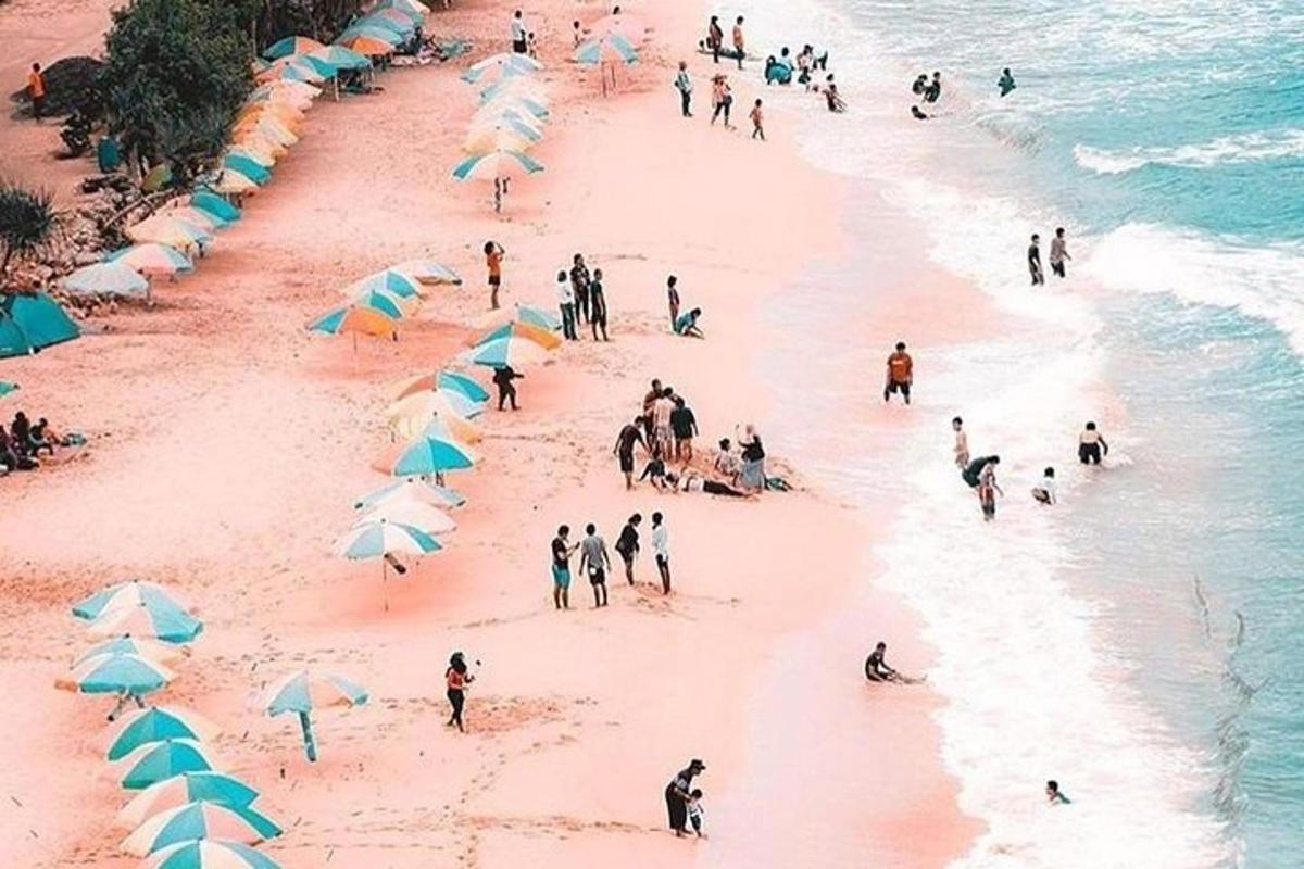 một nhóm người trên bãi biển với những chiếc ô