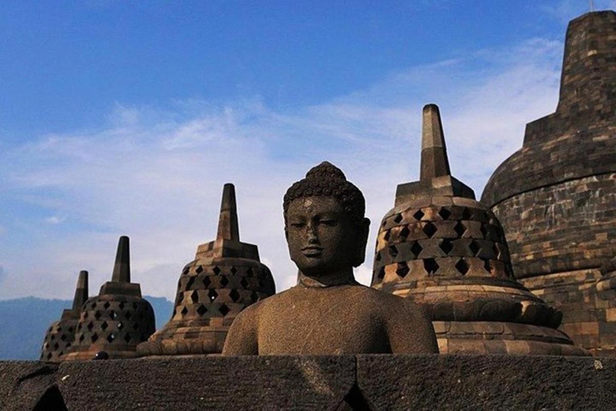 uma estátua de um homem em frente a um prédio