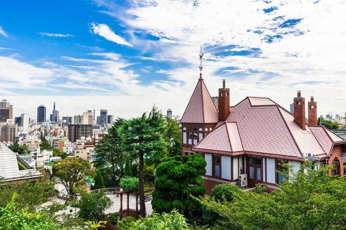 uma casa em uma colina com uma cidade ao fundo