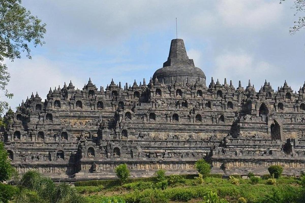 อาคารหินขนาดใหญ่มีหอคอยอยู่ด้านบน