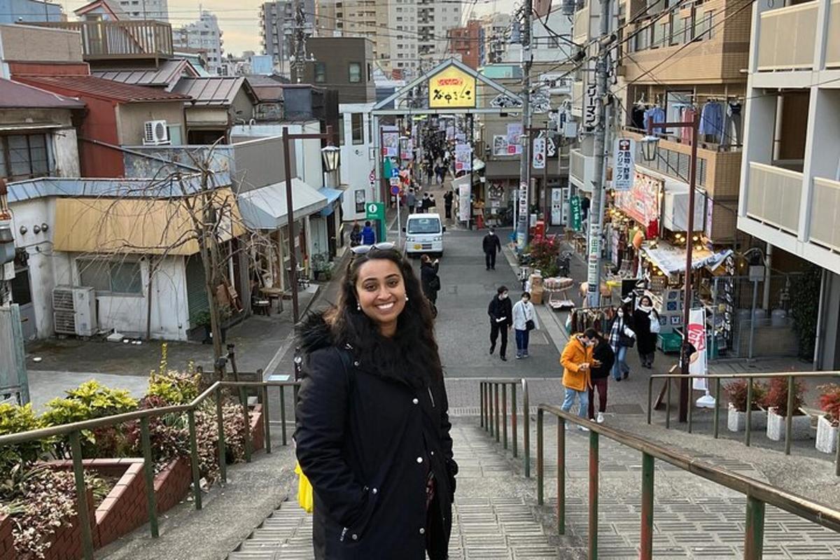 seorang wanita berdiri di jalan bandar