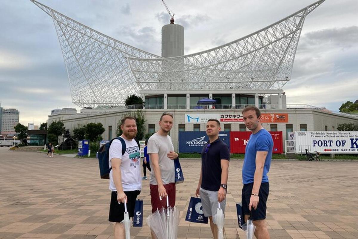 un gruppo di uomini in piedi davanti a uno stadio