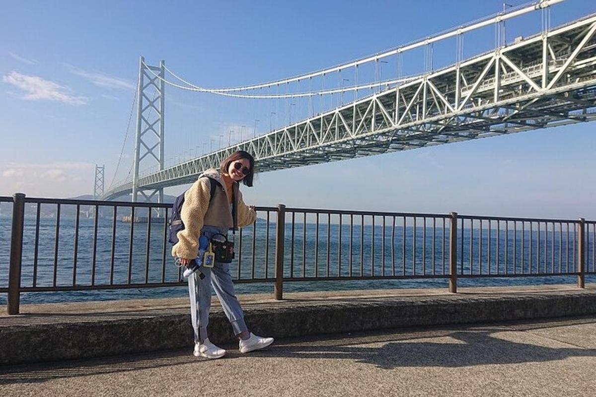 uma mulher está parada em frente a uma ponte