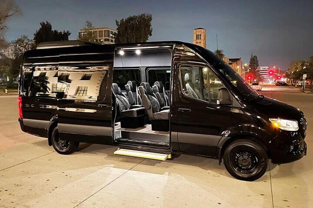 un furgone nero parcheggiato in un parcheggio