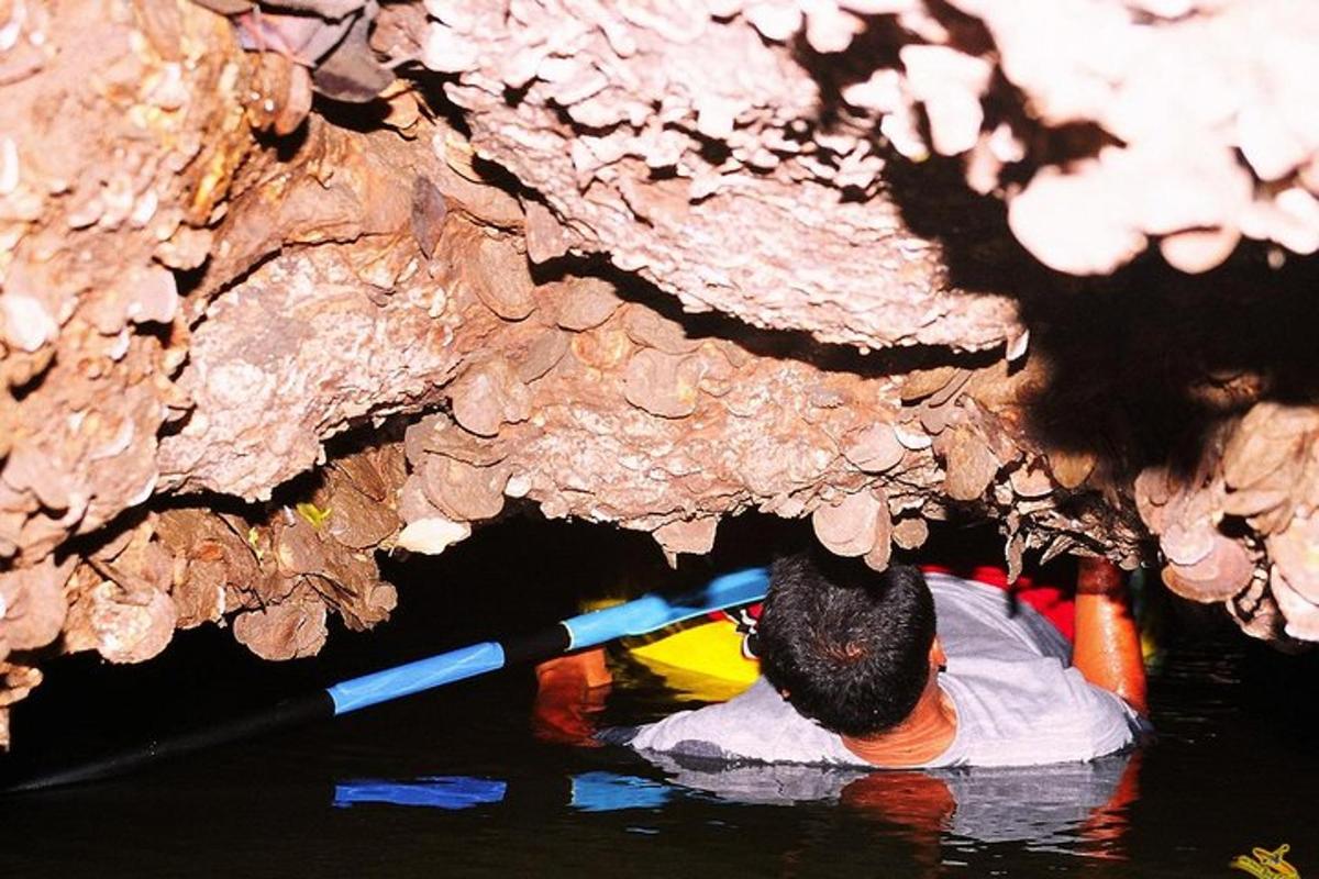 una persona sta remando su una barca in una grotta