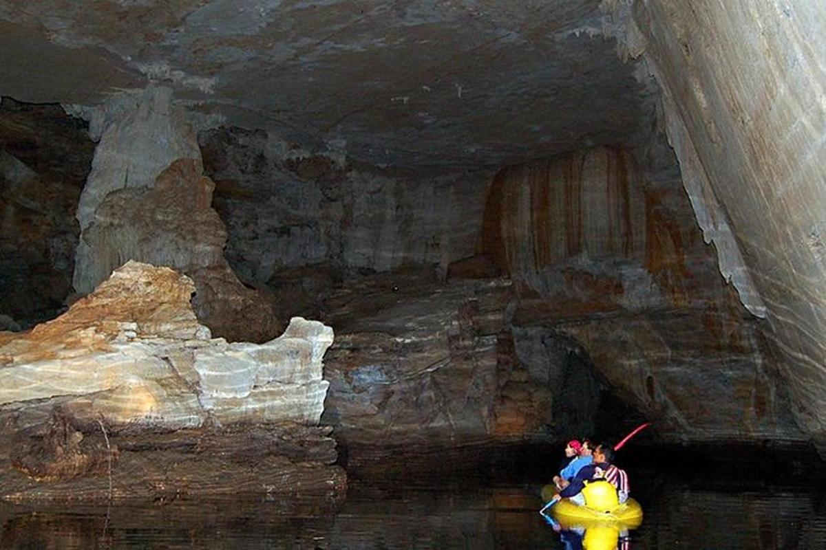 due persone che viaggiano su una zattera in una grotta
