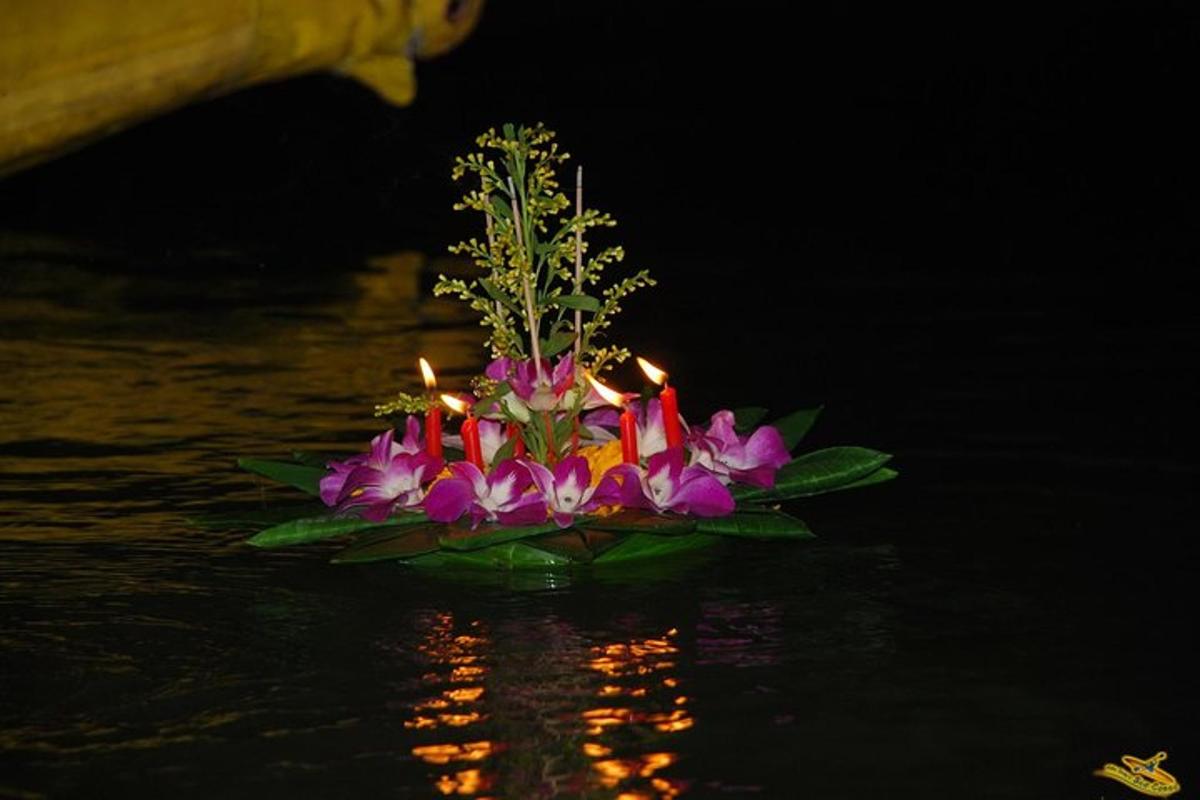 un mazzo di fiori appoggiato sulla superficie dell'acqua