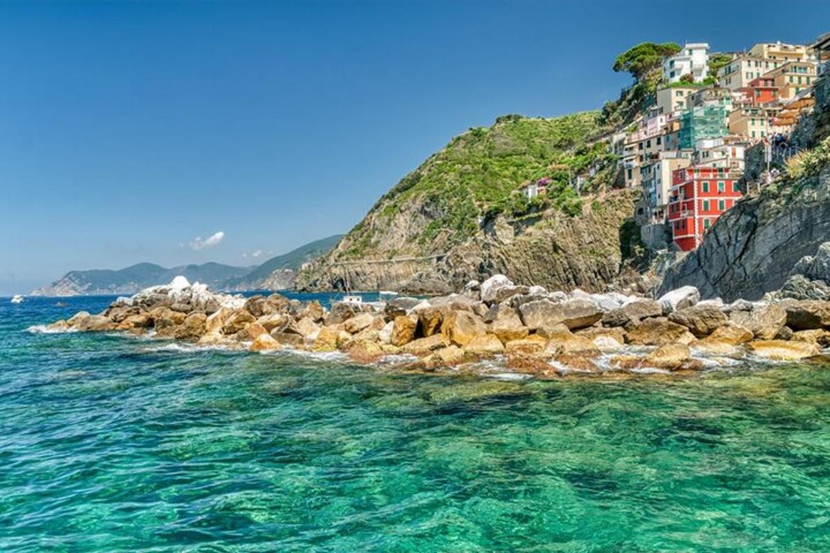 um grupo de edifícios em um penhasco próximo ao oceano