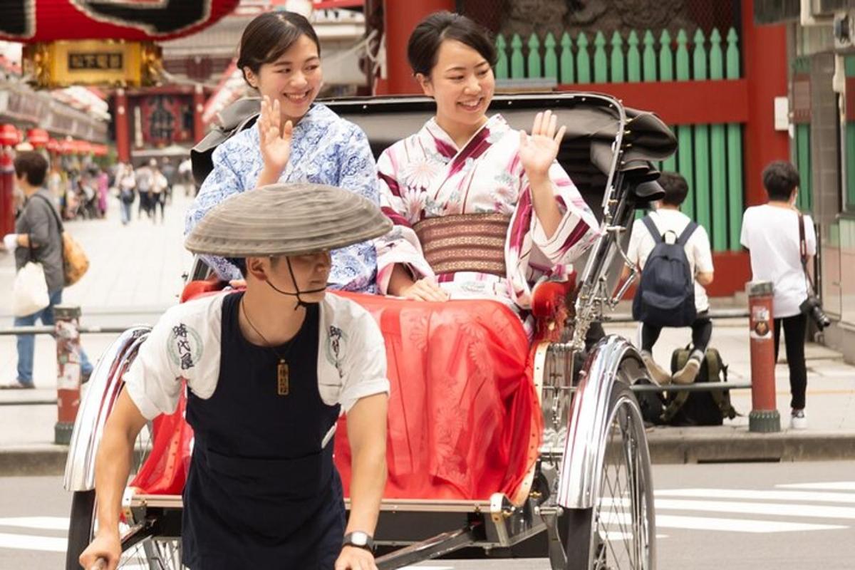 due donne che viaggiano in risciò su una strada