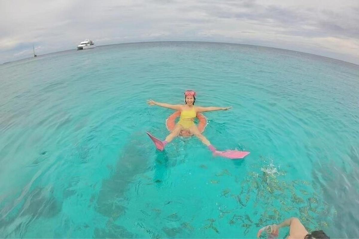 en kvinne i bikini på et surfebrett i havet