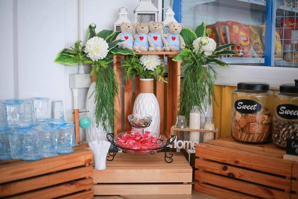 isang istante na may isang mangkok ng pagkain at mga bulaklak