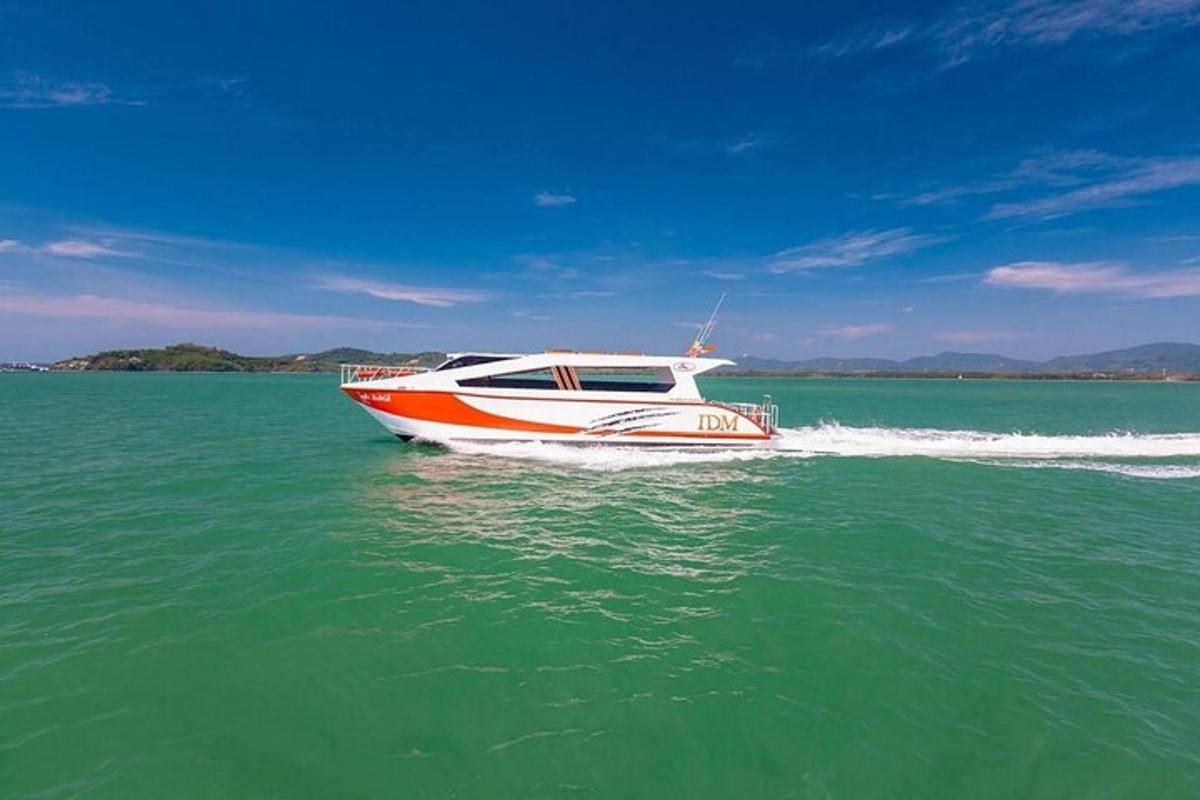 isang bangka sa tubig sa karagatan