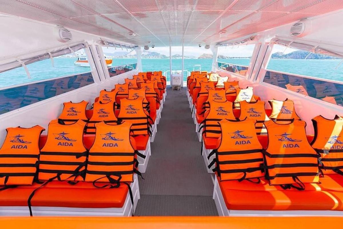 ein Boot mit orangefarbenen Sitzen auf einem Boot