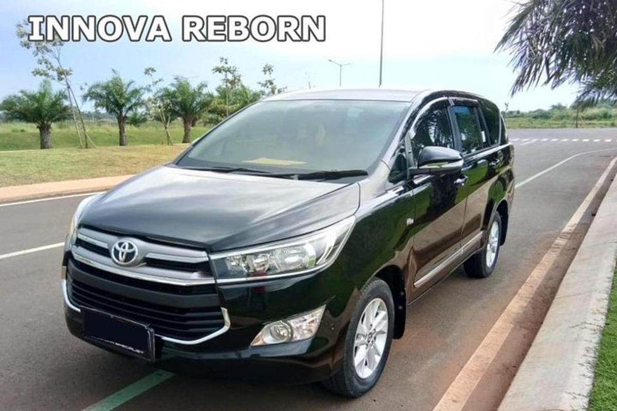 una furgoneta negra circulant per una carretera