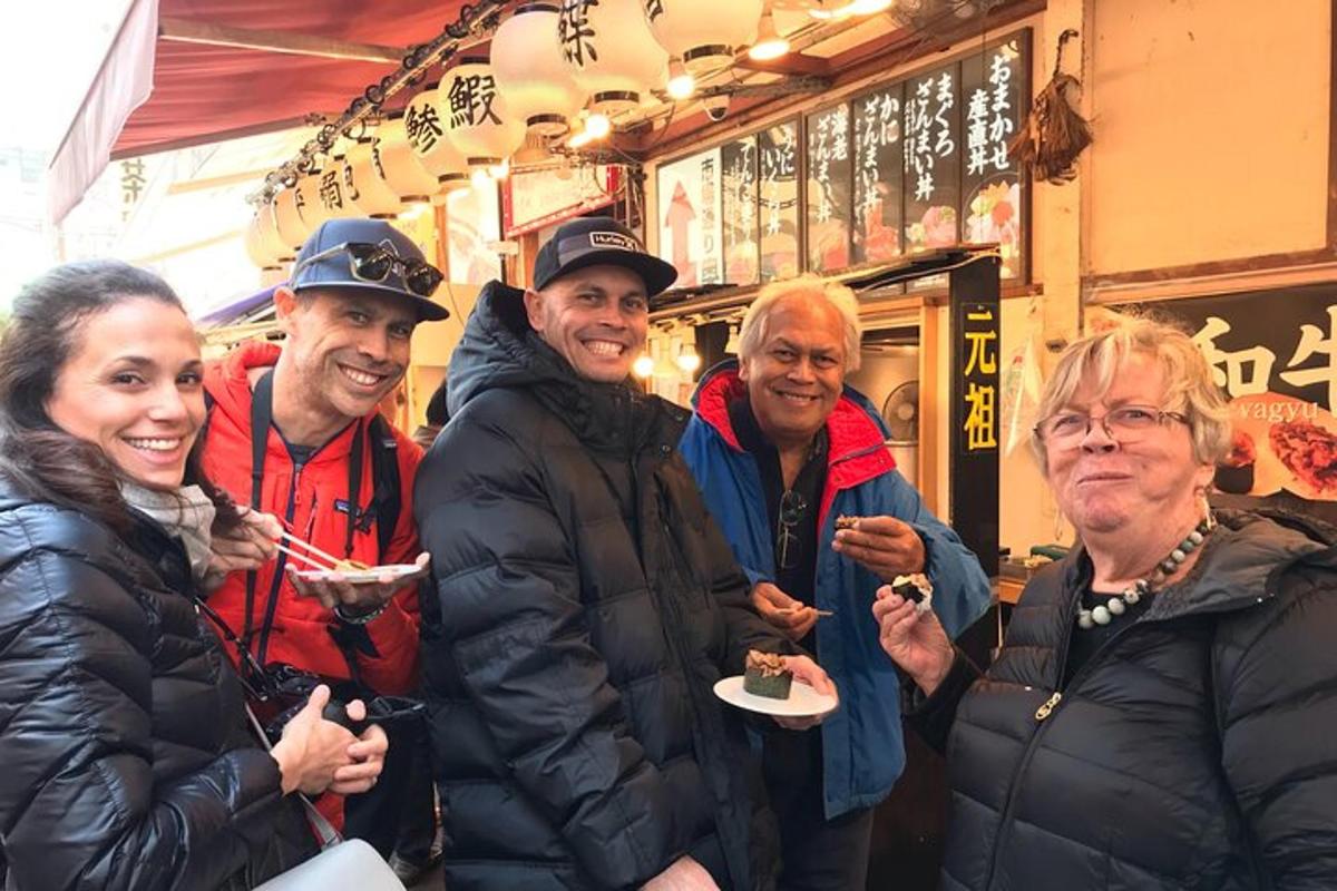 en gruppe mennesker spiser mad foran en butik