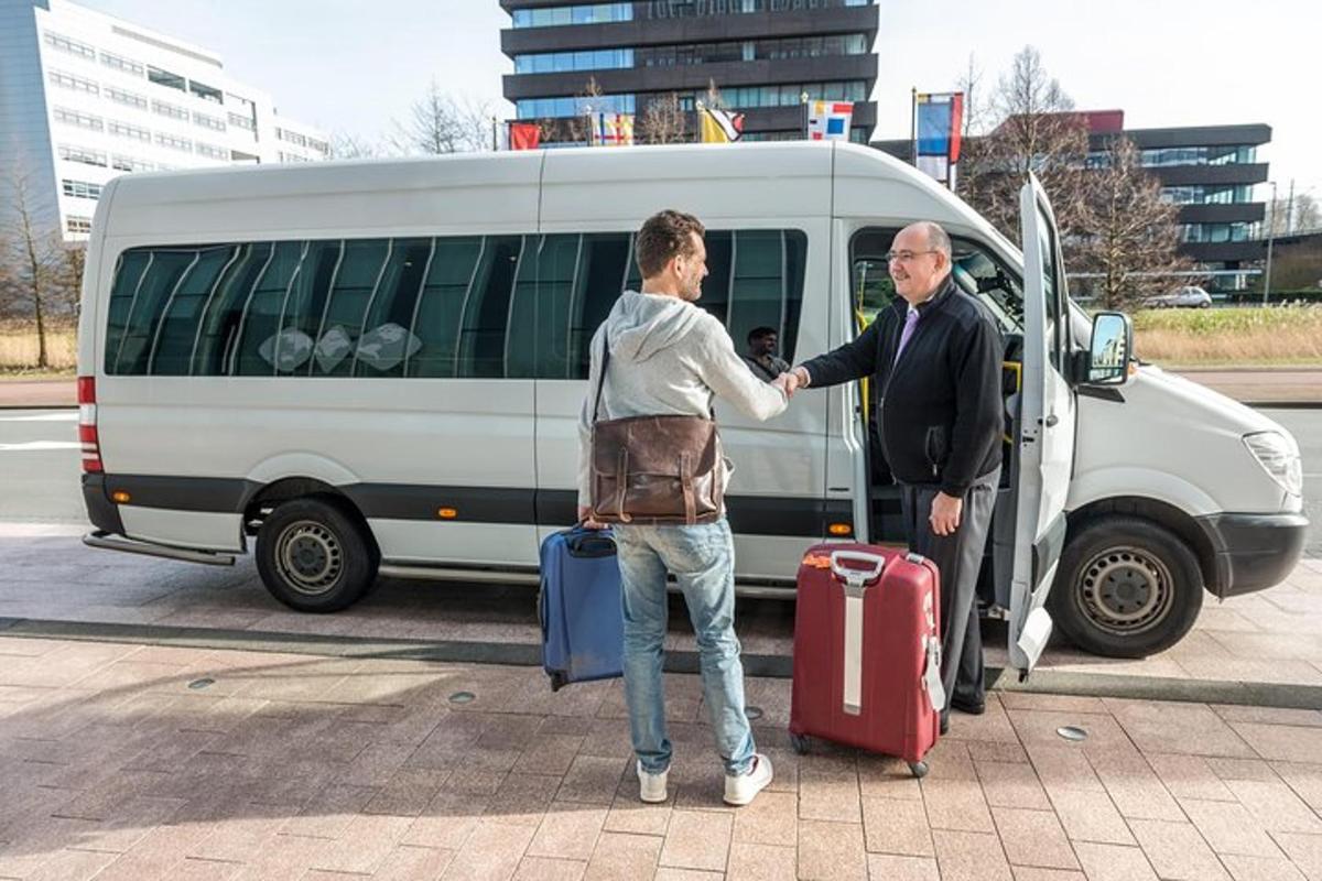 Maður að hlaða konu inn í hvítan sendibíl