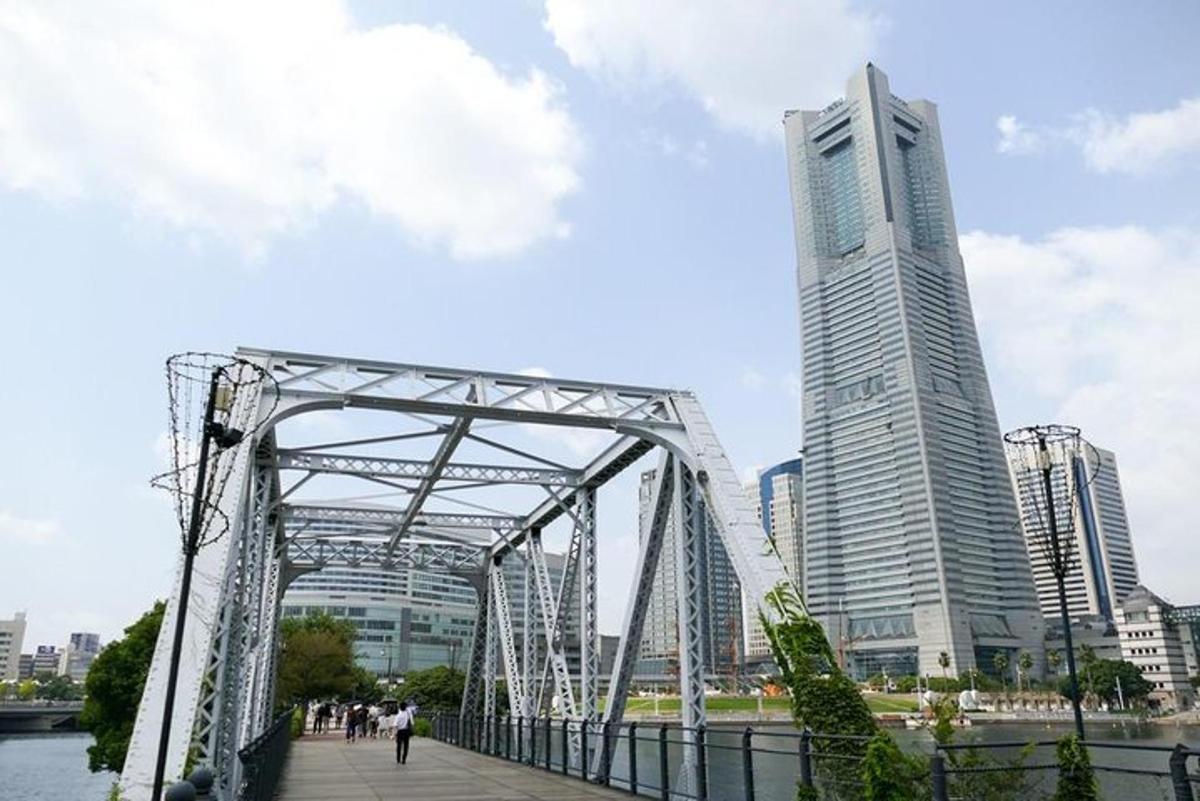 Un puente sobre un río con dos edificios altos