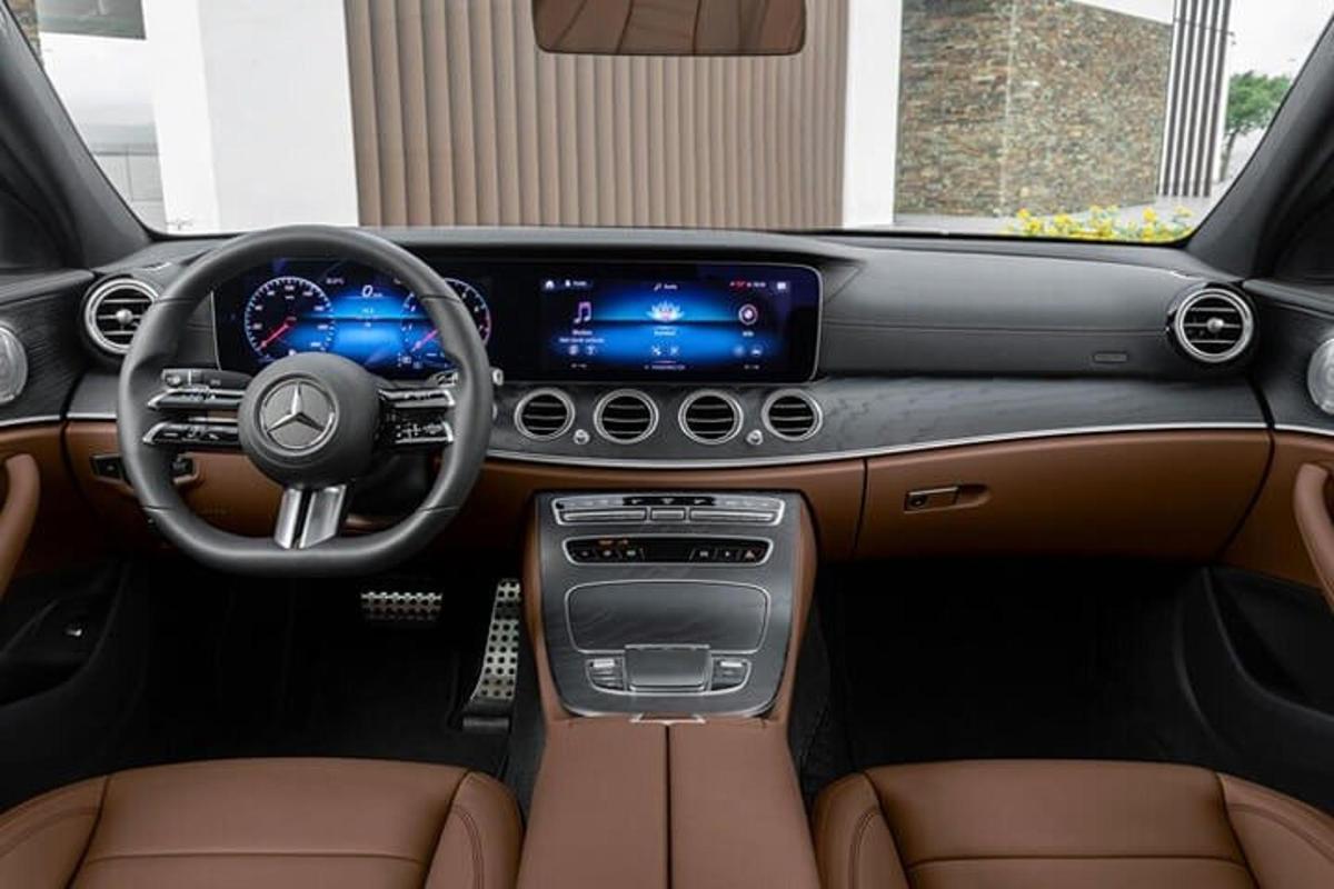 una vista dell'abitacolo di un'auto Acedes Benz