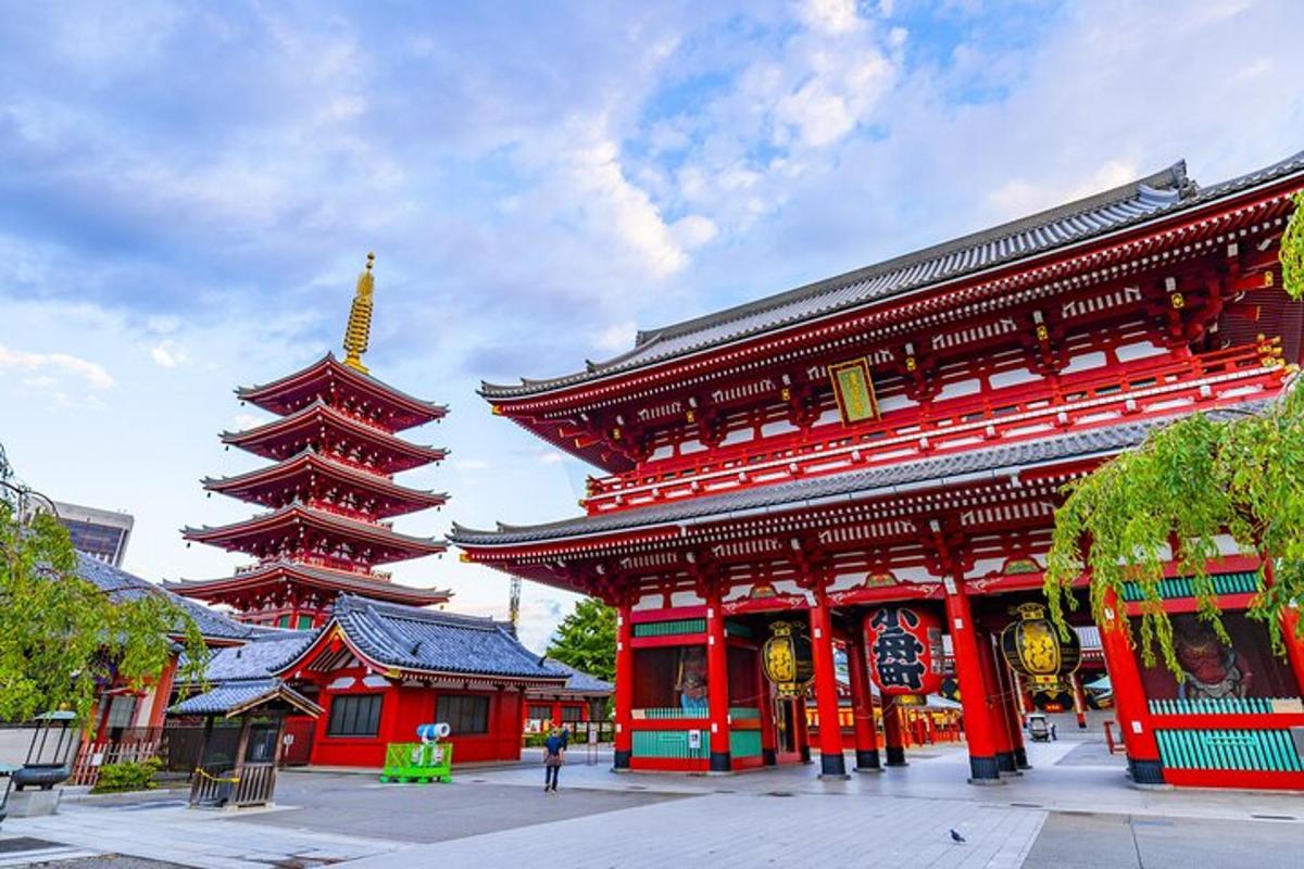 un edificio rosso e bianco con una pagoda