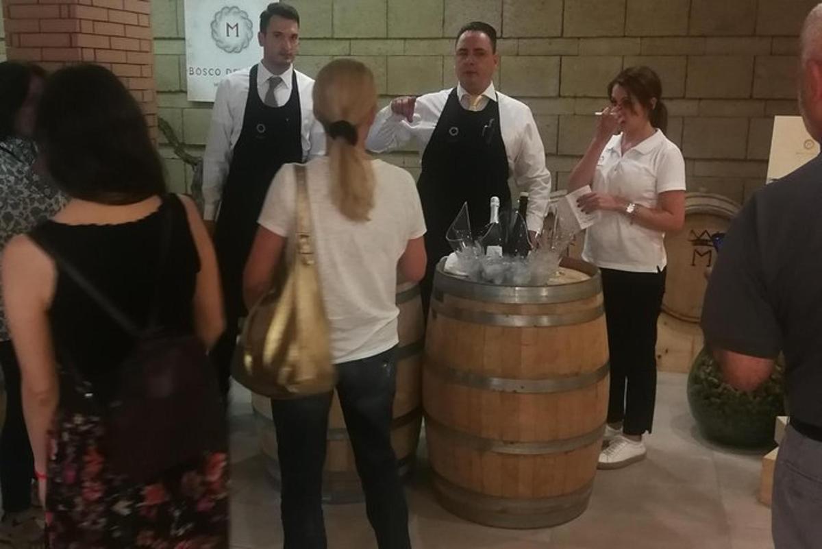 egy csoport ember áll egy boroshordó körül